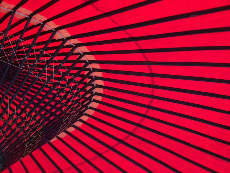 photo d'un parapluie japonais en feuille de riz, composition abstraite